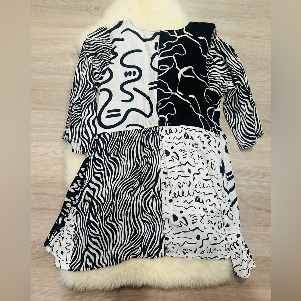 S/M.  NWT. Sacred Threads Black and White Abstract Top. 225195. RD/RD - Picture 2 of 2
